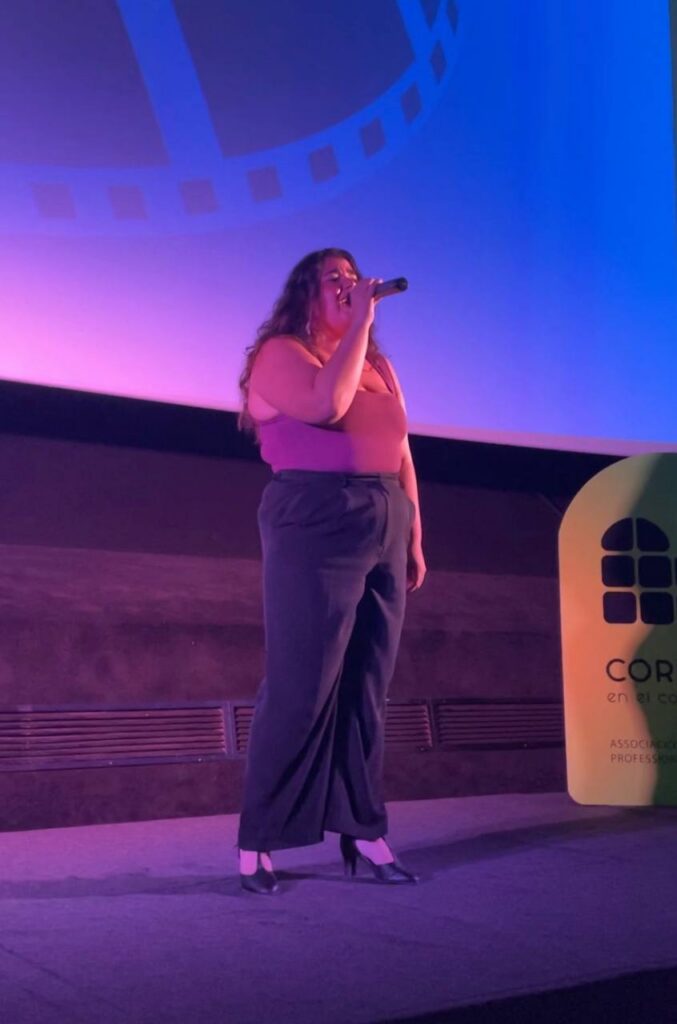 Carmen Marcos cantando en escena